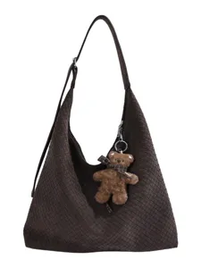 Sac cabas tressé marron en similicuir, avec bandoulière réglable et pendentif ourson en peluche