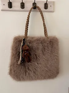 Bolso Tote de Peluche de Gran Capacidad para Mujer Bolso de Hombro de Piel Sintética Con Colgante de Oso Bolso de Axila Informal Suave para Otoño Invierno