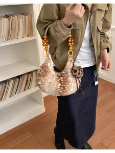 Borsa a mezzaluna maculata in peluche, con manici di perline di legno e ciondolo leopardato