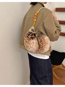 Vista da dietro di una donna con borsa pelosa a macchie, manico di perline e ciondolo morbido