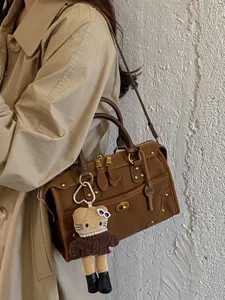Sac Bandoulière Rétro Marron Dépoli pour Femme Urbain Minimaliste Sac à Main à Rivets Haute Qualité Avec Pendentif en Peluche