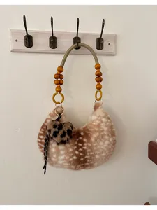 Borsa a mezzaluna in finta pelliccia, appesa con motivo maculato, perline in legno e charm leopardato