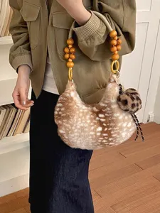 Borsa a mezzaluna in peluche con motivo maculato e manici in perline di legno, portata a mano