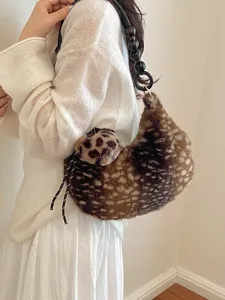 Borsa a mezzaluna in peluche marrone e beige con stampa leopardata e tracolla di perline nere