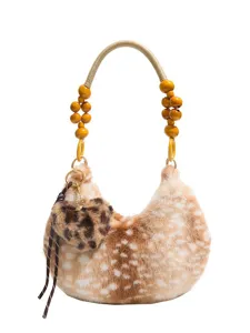 Borsa a mezzaluna in pelliccia sintetica maculata, manico con perline di legno, nappa e ciondolo