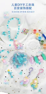 Draufsicht auf bunte Perlen, Meerjungfrauen-Anhänger, Leuchtelemente, Farben und Pinsel