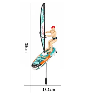 Miniatur-Windsurfspielzeug mit stehender Figur, türkisfarbenem Segel und Board mit Blattmuster