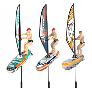 Drei Miniatur-Windsurfspielzeuge mit bunten Segeln, Boards und Fahrerfiguren auf weißem Grund