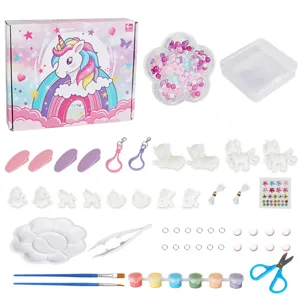 Einhorn-Bastelset mit Perlen, Farben, Pinseln und Zubehör neben der bunten Verpackungsbox