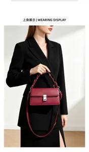 Borsa rossa in pelle indossata da una modella, con chiusura argentata, manico corto e tracolla lunga