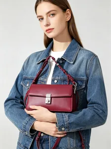 Borsa a tracolla bordeaux da donna in vera pelle, con patta, chiusura argentata e manico intrecciato