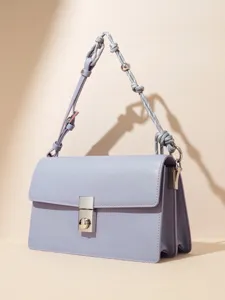 Borsa a tracolla in pelle lavanda con patta, chiusura argentata e tracolla intrecciata