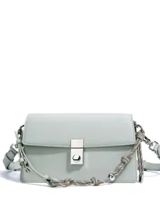 Borsa a tracolla in pelle grigio salvia chiaro, con patta, chiusura argentata e tracolla intrecciata
