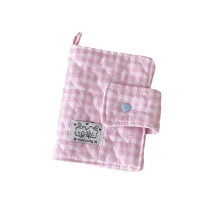 Funda acolchada de tela para agenda de anillas, rosa de cuadros y con broche azul de corazón