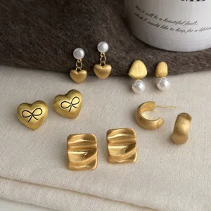 Retro Brushed Gold Geometric Stud Earrings For Women Light Luxury Matte Heart C-Shaped Pearl Earrings Niche Design Fashion Jewelry Gift