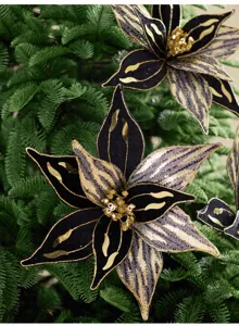 Pétales noirs en velours, rayures dorées, paillettes et perles parmi les branches de sapin