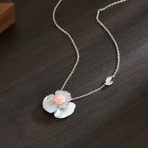 Collana con Pendente a Fiore in Conchiglia Rosa e Madreperla per Donna con Zirconia Intarsiata in Stile Cinese Nuovo Gioielli