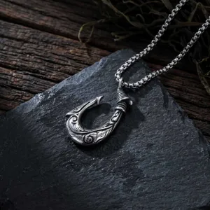 Collana con Pendente ad Amo da Pesca in Acciaio Inossidabile 304 Vintage da Uomo Gioielli con Design Inciso Totem Hawaiian Makau