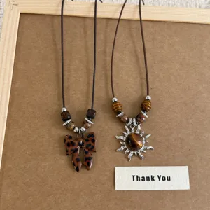Collana con Pendente a Fiocco con Stampa Leopardata Vintage per Donna Catena a Maglia Lunga in Resina e Lega a Forma di Cuore e Stella