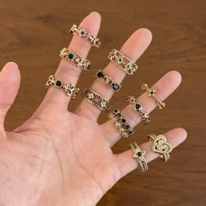 Anello in Zirconia Nera di Alta Classe Vintage Anello Aperto con Giglio Traforato Gioielli da Dito Impilabili alla Moda per Donna
