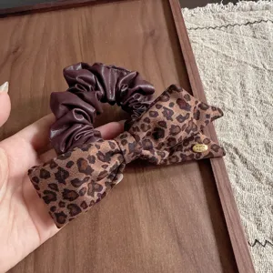 Chouchou Rétro Imprimé Léopard avec Noeud pour Femme Accessoire de Coiffure Fait Main en Tissu Élastique Porte Queue de Cheval