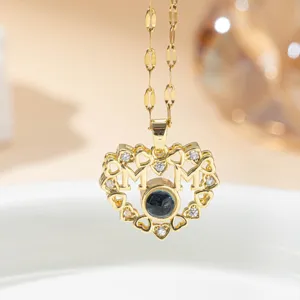 Collier Pendentif Cœur en Cuivre Simple pour Femmes Gravure MOM Zirconia Creux Pierre de Projection Bijoux Cadeau Fête des Mères Colliers