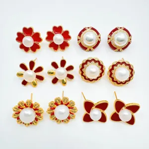 Elegantes Pendientes de Botón de Flor de Cobre Chapados en Oro Con Perla Natural de Agua Dulce Esmalte Rojo Diamantes de Imitación Pendientes para Mujer Joyería Regalo