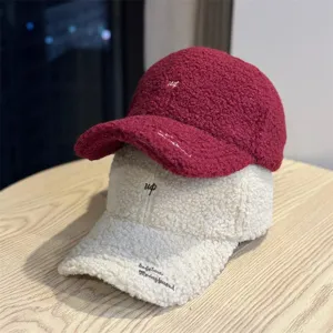 Casquette de Baseball en Fausse Peau de Mouton pour Femmes Hiver Chaud Lettre Brodée Casquette à Visière Mode Décontracté Chapeau Pelucheux