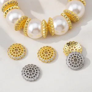 Style Cour Rétro Cuivre Ajouré Plaqué Or 18k Perles Intercalaires Forme Fleur Strass Incrustés Calotte de Perle Bijoux DIY