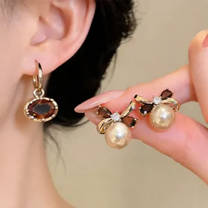Boucles d'Oreilles Clous en Perle Artificielle et Zirconia avec Nœud Rétro Français Élégantes Boucles d'Oreilles Or Café pour Femmes Bijoux