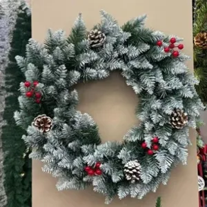 Weihnachtskranz PVC Künstlicher Grüner Kiefernkranz mit Schneesprüh-Spitzen Rote Beeren Kiefernzapfen Weihnachtsdekoration Für Haustür Wand
