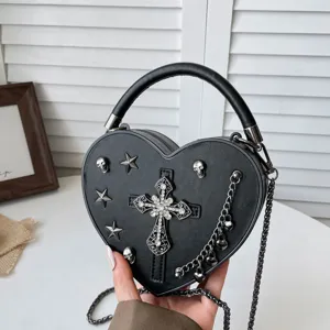 Herzförmige PU-Leder Umhängetasche Gothic Punk Nieten Totenkopf Kreuz Strass Schulterhandtasche Für Damen Halloween Party