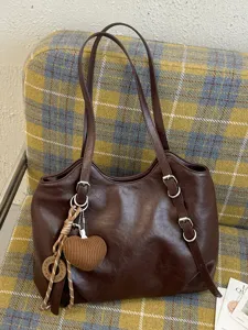 Sac Tote Grande Capacité Marron Vintage Maillard pour Femmes Retro Cuir PU Sous l'Aisselle Sac à Épaule Pendulaire Sac à Main Avec Pendentif Coeur