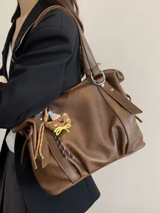 Bolso Tote de Gran Capacidad para Mujer Cuero PU Suave Bolso de Hombro Axilar Con Colgante de Oso Bolso de Compras Plisado