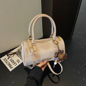 Vintage Suède PU Leer Boston Tas Voor Vrouwen Retro Cilindrische Handtas Crossbody Tas High-End Kleine Dagelijkse Schoudertas Met Bloemenhanger