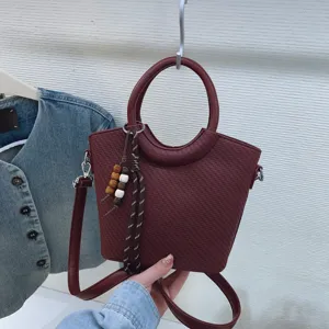 Sac bordeaux en PU tressé, avec anse ronde, pompon de perles en bois et bandoulière amovible