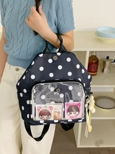 Sac à dos bleu marine à pois blancs, avec poche vitrine transparente et fleur blanche, porté par un modèle