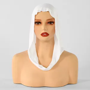Vista frontale di un manichino con copricapo bianco leggero su sfondo grigio uniforme