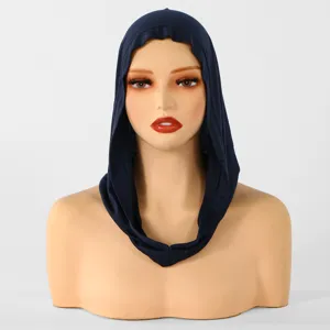Copricapo in maglia blu navy esposto su un busto, con bordi cuciti su uno sfondo chiaro