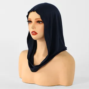 Copricapo blu navy in maglia elasticizzata drappeggiato su un manichino, con sfondo bianco