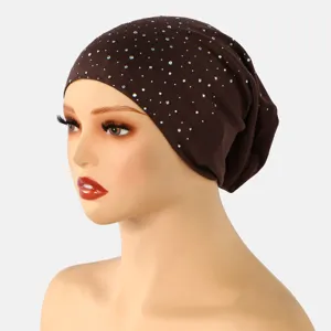 Zijaanzicht van een donkerbruine gebreide stretchmuts met kleurrijke strasssteentjes op een mannequin