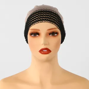 Vista frontale di una cuffia per parrucca beige in maglia elasticizzata, con bordo in pizzo nero