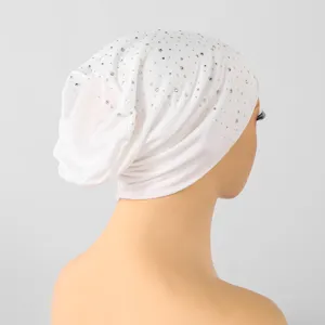 Achteraanzicht van een witte, elastische gebreide hoofdbedekking met verspreide glinstersteentjes
