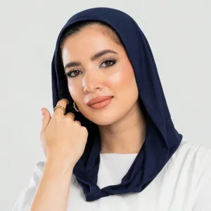 Copricapo in maglia morbida ed elastica, blu navy, indossato avvolto sulla testa da una modella.