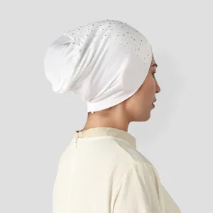 Witte elastische katoenen ondermuts met zilverkleurige strasssteentjes, in zijaanzicht gedragen