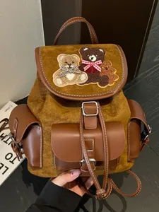 Sac à Dos Femme en Suédine et Cuir PU Vintage Broderie Ours en Peluche Cordon Rabat Sac d'École Décontracté Rucksack de Voyage Pour Adolescents