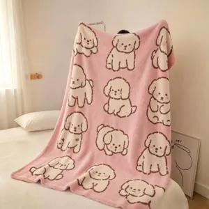 Plaid rose doux avec des chiens cartoon crème aux poses variées, drapé sur un lit dans une chambre