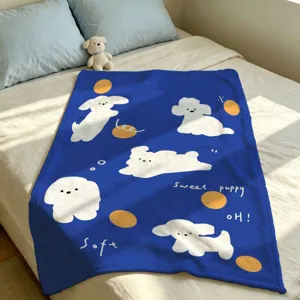 Blauwe zachte deken uitgespreid op een bed, met witte puppy's en oranje stippen