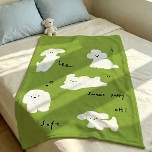Groene zachte deken met witte cartoonhondjes en handgeschreven tekst, afgebeeld op een bed