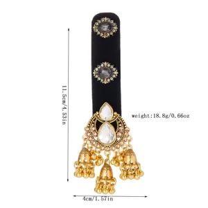 Boucle d’oreille dorée ornée de cristaux et de pampilles à clochettes, présentée avec ses mesures